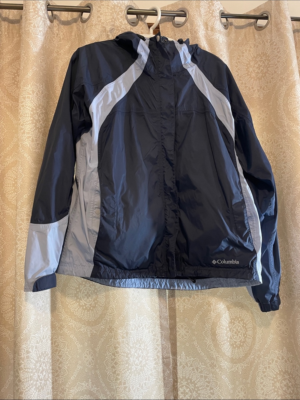 Women’s XL Columbia Navy and Light Blue Hooded Rain Jacket.